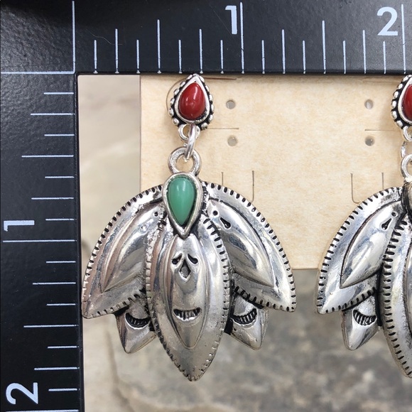 🍀CLOSEOUT🍀 Western Style Drop Post Earrings - Picture 3 of 3
